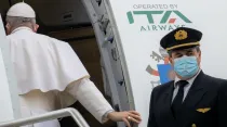 El Papa Francisco sube a un avión de ITA Airways. Crédito: Daniel Ibáñez/ACI Prensa
