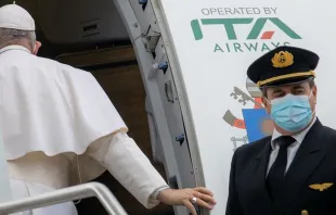 El Papa Francisco sube a un avión de ITA Airways. Crédito: Daniel Ibáñez/ACI Prensa null