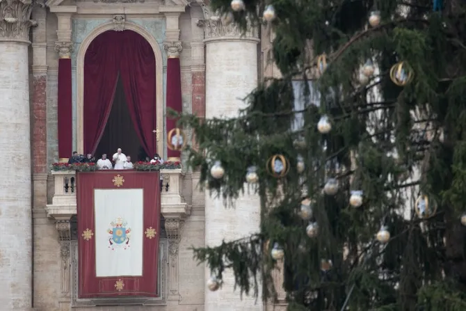 Impiden talar el árbol de Navidad destinado a decorar el Vaticano