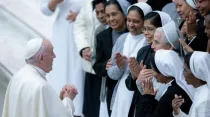 Papa con religiosas en el Vaticano. Crédito: Daniel Ibáñez/ACI Prensa