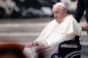 El Papa Francisco se levanta de su silla de ruedas para recibir “chipa” de Paraguay