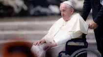 El Papa Francisco en silla de ruedas. Crédito: Daniel Ibáñez/ACI Prensa