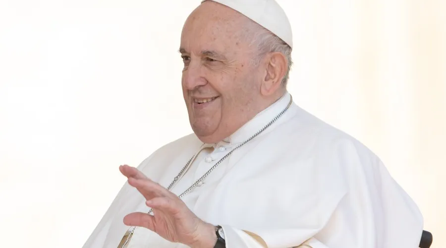 El Papa Francisco saluda en la Audiencia General. Crédito: Daniel Ibáñez/ACI Prensa?w=200&h=150