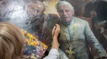 Natalia Tsarkova frente al retrato de Benedicto XVI. Crédito: Daniel Ibáñez/ACI Prensa