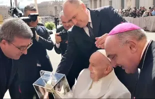 El Papa Francisco recibe imagen de la Virgen de los Desamparados Crédito: Captura de Pantalla