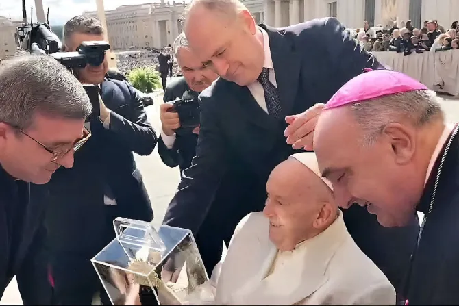 El Papa Francisco recibe imagen de la Virgen de los Desamparados