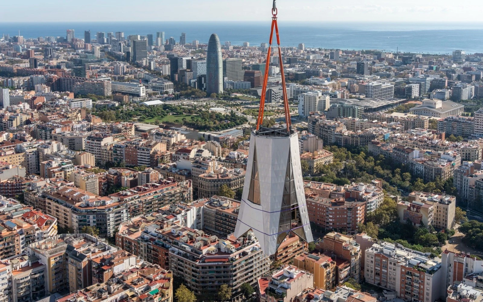 Imagen del izado de una de las piezas de la Torre de Jesucristo de la Sagrada Familia de Barcelona. Crédito: Arzobispado de Barcelona.