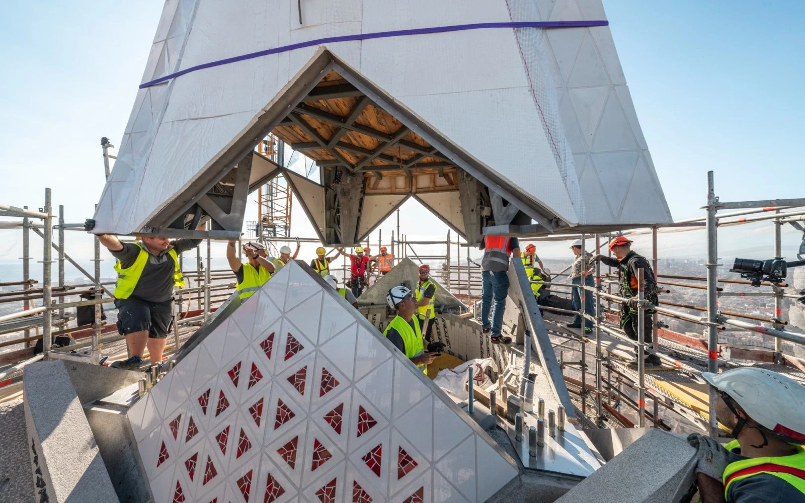 Los operarios ensamblan una de las últimas piezas de la torre de Jesucristo en la Sagrada Familia de Barcelona.?w=200&h=150