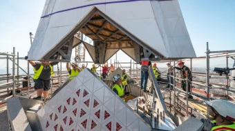 Los operarios ensamblan una de las últimas piezas de la torre de Jesucristo en la Sagrada Familia de Barcelona.