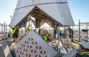 Los operarios ensamblan una de las últimas piezas de la torre de Jesucristo en la Sagrada Familia de Barcelona. Crédito: Arzobispado de Barcelona.
