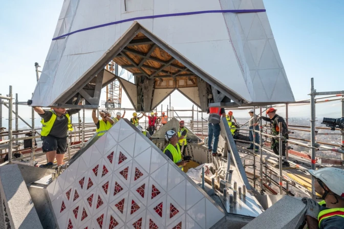 Los operarios ensamblan una de las últimas piezas de la torre de Jesucristo en la Sagrada Familia de Barcelona.