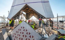Los operarios ensamblan una de las últimas piezas de la torre de Jesucristo en la Sagrada Familia de Barcelona.