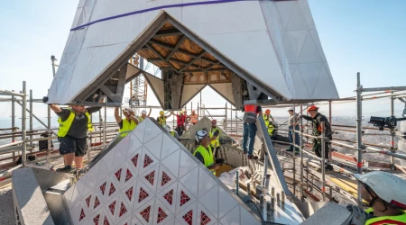 Los operarios ensamblan una de las últimas piezas de la torre de Jesucristo en la Sagrada Familia de Barcelona.