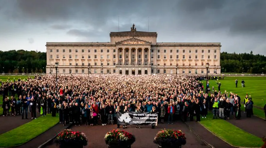 20 mil personas afuera del Parlamento de Irlanda del Norte (2019) / Crédito: NI Voiceless?w=200&h=150