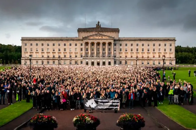 Irlanda del Norte: Plantón frente al Parlamento reúne 20 mil personas contra ley de aborto