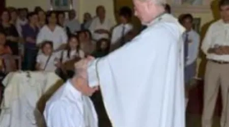 Viudo con cuatro hijos es ordenado sacerdote en Argentina