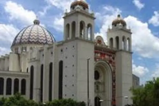 Arzobispo de San Salvador exige salida de invasores de catedral 