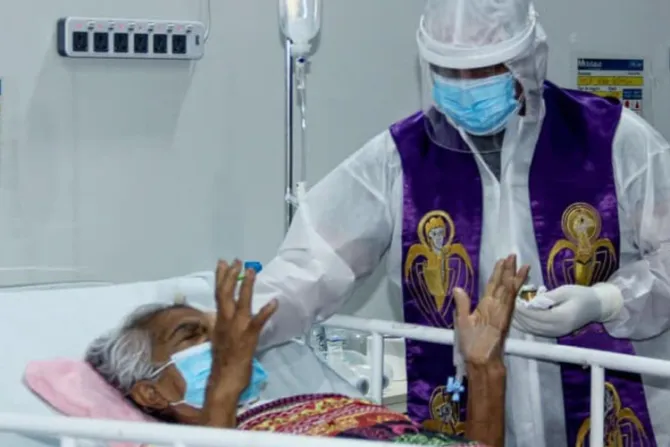 Sacerdote lleva fe y esperanza a enfermos de COVID-19 de un hospital en Perú