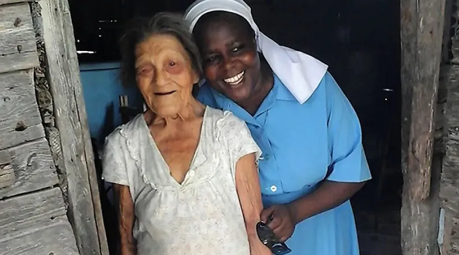 Religiosa africana y una mujer anciana en Palma Soriano, Santiago de Cuba. Crédito: ACN.