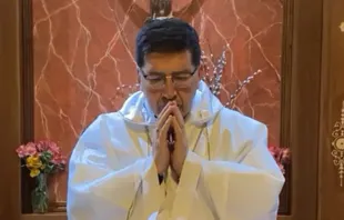 Mons. José Bolívar Piedra Aguirre celebrando Misa el 1 de mayo de 2021. Crédito: Captura de pantalla de video de Facebook. 