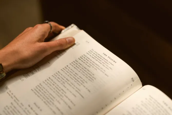 10 salmos de la Biblia que pueden animarte en tiempos difíciles