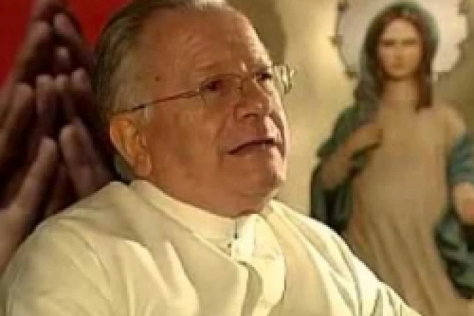 Ecuador: Denuncian persecución legal de lobby gay contra sacerdote católico