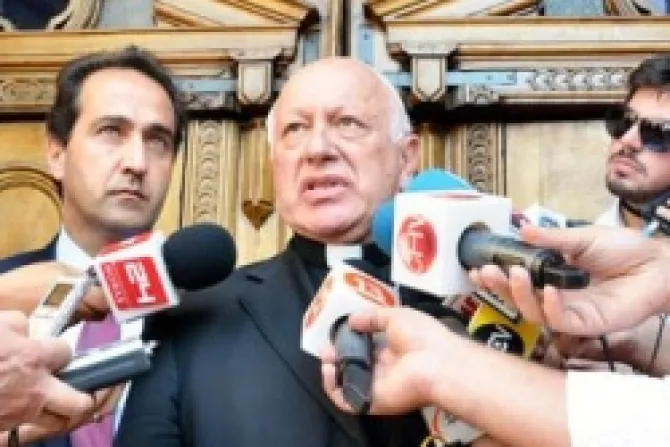 Arzobispo de Santiago pide recobrar confianza y diálogo tras ataque a catedral chilena