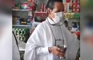 Captura de video de falso sacerdote. Cru00e9dito: Twitter de Twitteros Cali. 