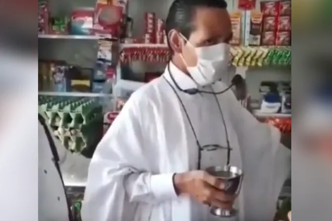 Feligrés desenmascara a falso sacerdote que cobraba por “bendecir” negocios