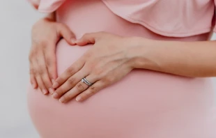 Imagen referencial de mujer embarazada. Cru00e9dito: Juan Encalada / Unsplash. 