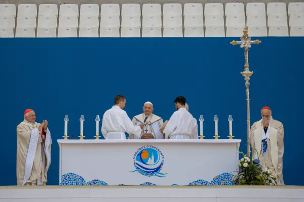 El Papa Francisco celebrando la Eucaristía. Crédito: Daniel Ibañez - ACI Prensa