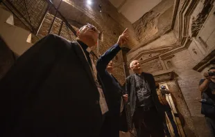 Miembros del Sínodo de la Sinodalidad visitan las catacumbas de San Sebastián en Roma. Crédito: Daniel Ibañez / ACI Prensa