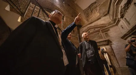 Miembros del Sínodo de la Sinodalidad visitan las catacumbas de San Sebastián en Roma.