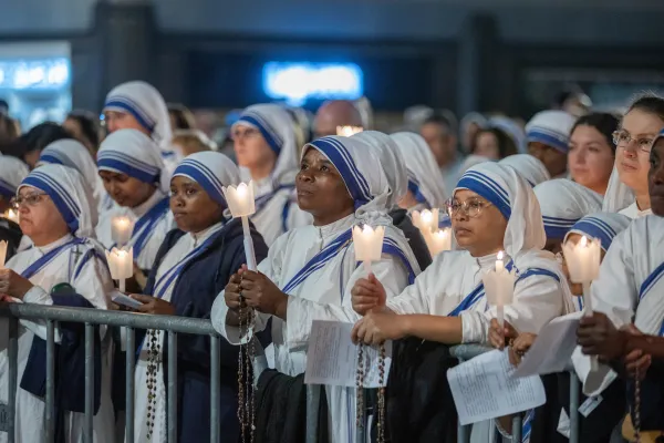 Misioneras de la Caridad rezan en el Rosario por la paz en Tierra Santa. Crédito: Daniel Ibáñez / ACI Prensa