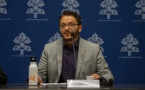 Wyatt Olivas durante una rueda de prensa sobre el Sínodo de la Sinodalidad