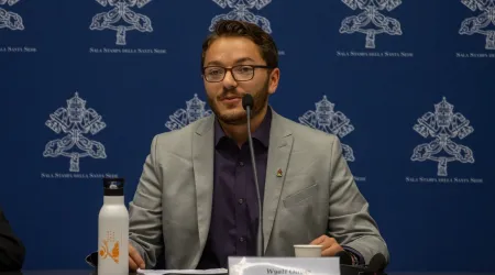 Wyatt Olivas durante una rueda de prensa sobre el Sínodo de la Sinodalidad