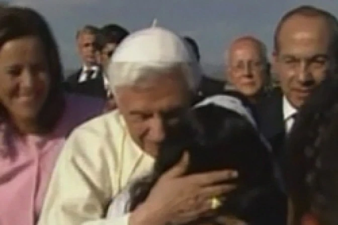 Benedicto XVI bendice a niños discapacitados al llegar a México