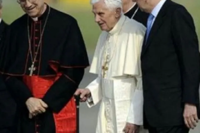 Vaticano aclara: Benedicto XVI usa bastón por prudencia y no por debilidad