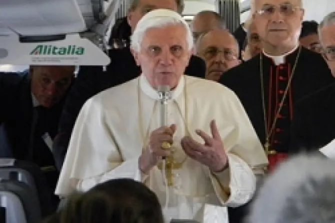 Desde el avión Papal Benedicto XVI pide superar "esquizofrenia entre la moral individual y la moral pública"