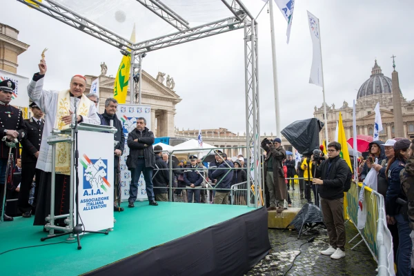 El Cardenal Gambetti bendice a los animales este 17 de enero. Crédito: Daniel Ibáñez/ACI Prensa