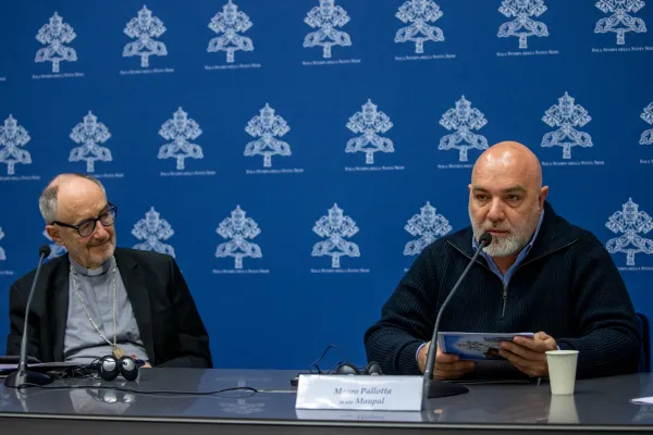 Mauro Pallotta y el Cardenal Michael Czerny durante la rueda de prensa de esta mañana. Crédito: Daniel Ibáñez/ ACI Prensa