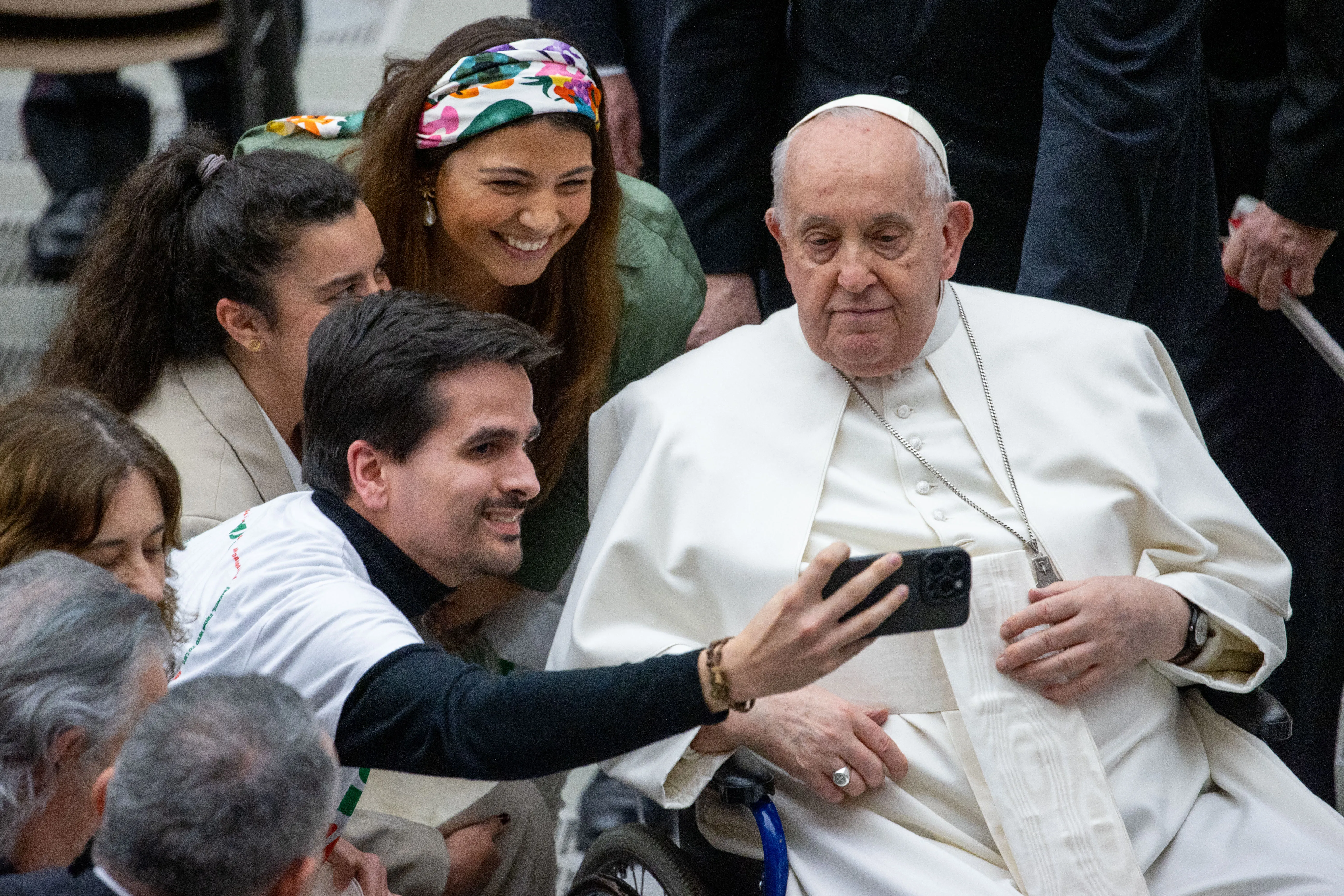 El Papa Francisco se toma una foto junto a varios jóvenes durante una audiencia.?w=200&h=150