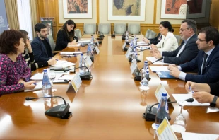 Representantes de las familias numerosas (d) y del Gobierno de España (i). Crédito: FEFN.