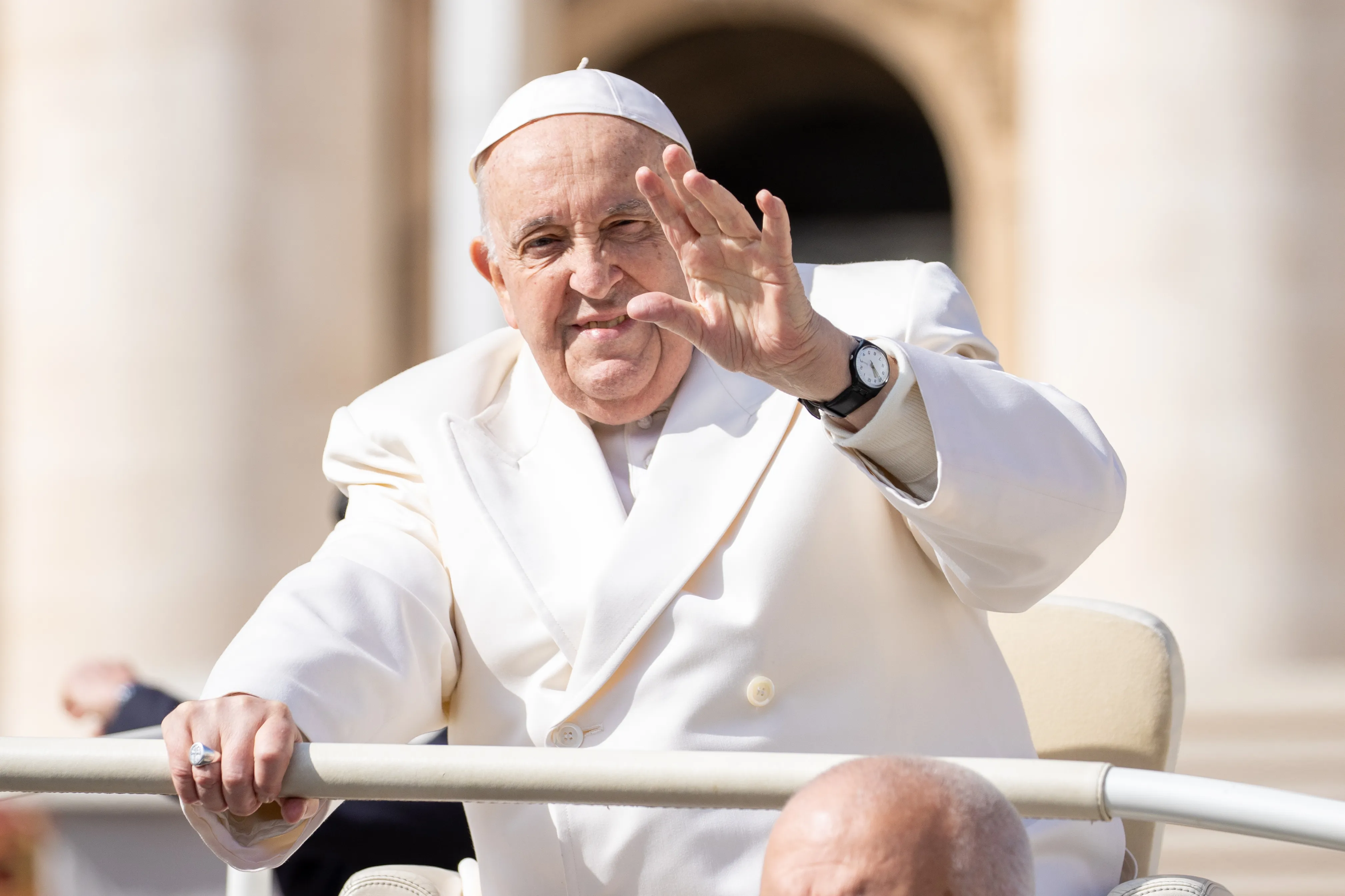 El Papa Francisco saluda a los fieles durante una audiencia general en la Plaza de San Pedro.?w=200&h=150