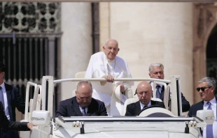 El Papa Francisco sobre un papamóvil, durante un acto en mayo de 2024. Crédito: Elisabeth Alva / EWTN