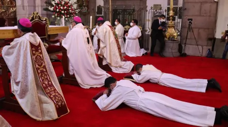 Arzobispo anima a nuevos sacerdotes a arriesgarse a vivir “la locura del amor de Dios”