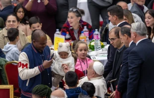 El Papa Francisco saludó a los invitados al almuerzo por la VIII Jornada Mundial de los Pobres. Crédito: Daniel Ibáñez / EWTN News.