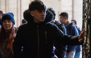 Peregrinos cruzan la Puerta Santa de la Basílica de San Pedro en el Vaticano Crédito: Daniel Ibáñez / EWTN News.