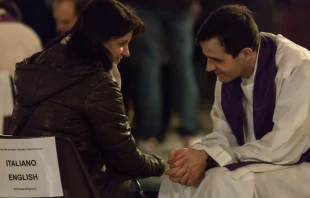 Una mujer se confiesa durante la Jornada. Foto: Daniel Ibu00e1u00f1ez / ACI Prensa 