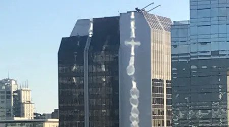 Imagen de rosario gigante proyectada en edificio consuela a madre de moribundo